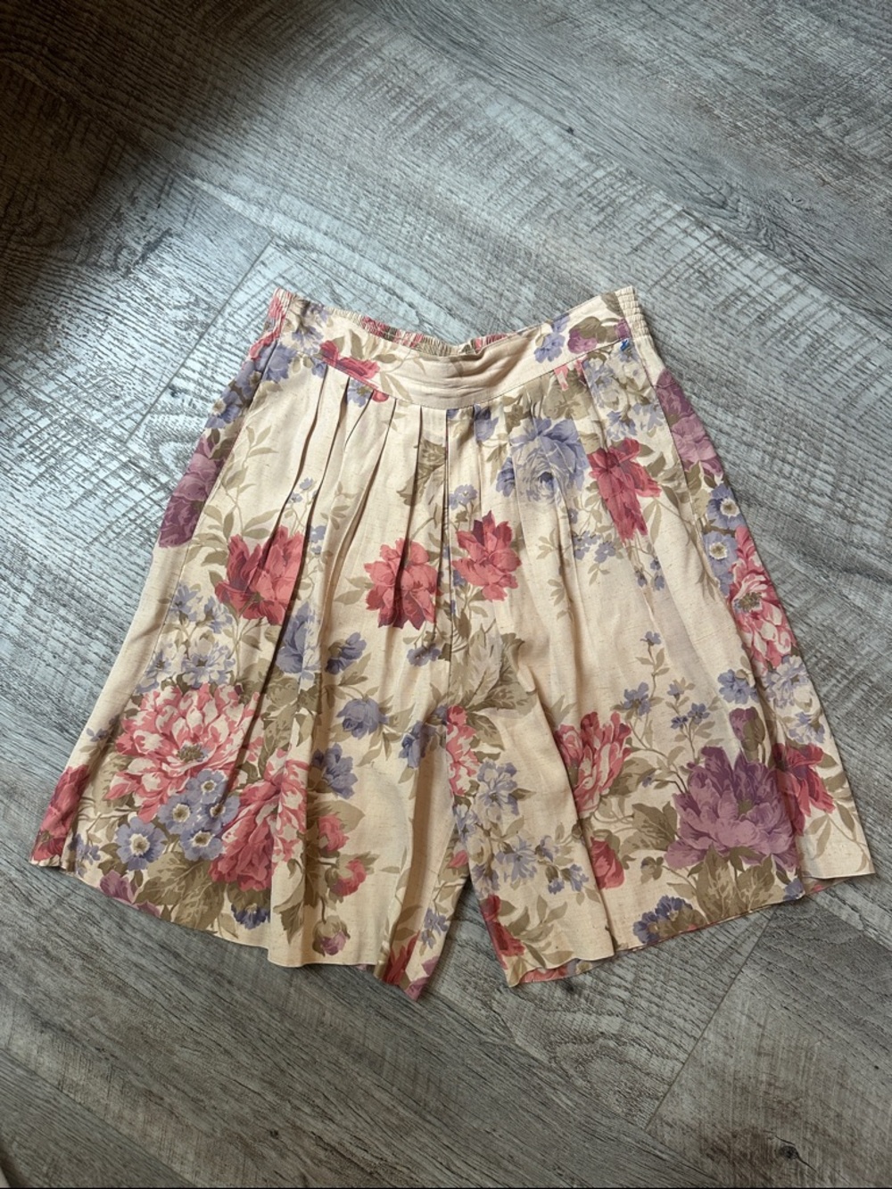 90’s vintage Floral Pleated High-Waist Shorts in Cream with Pink & Purple Blooms